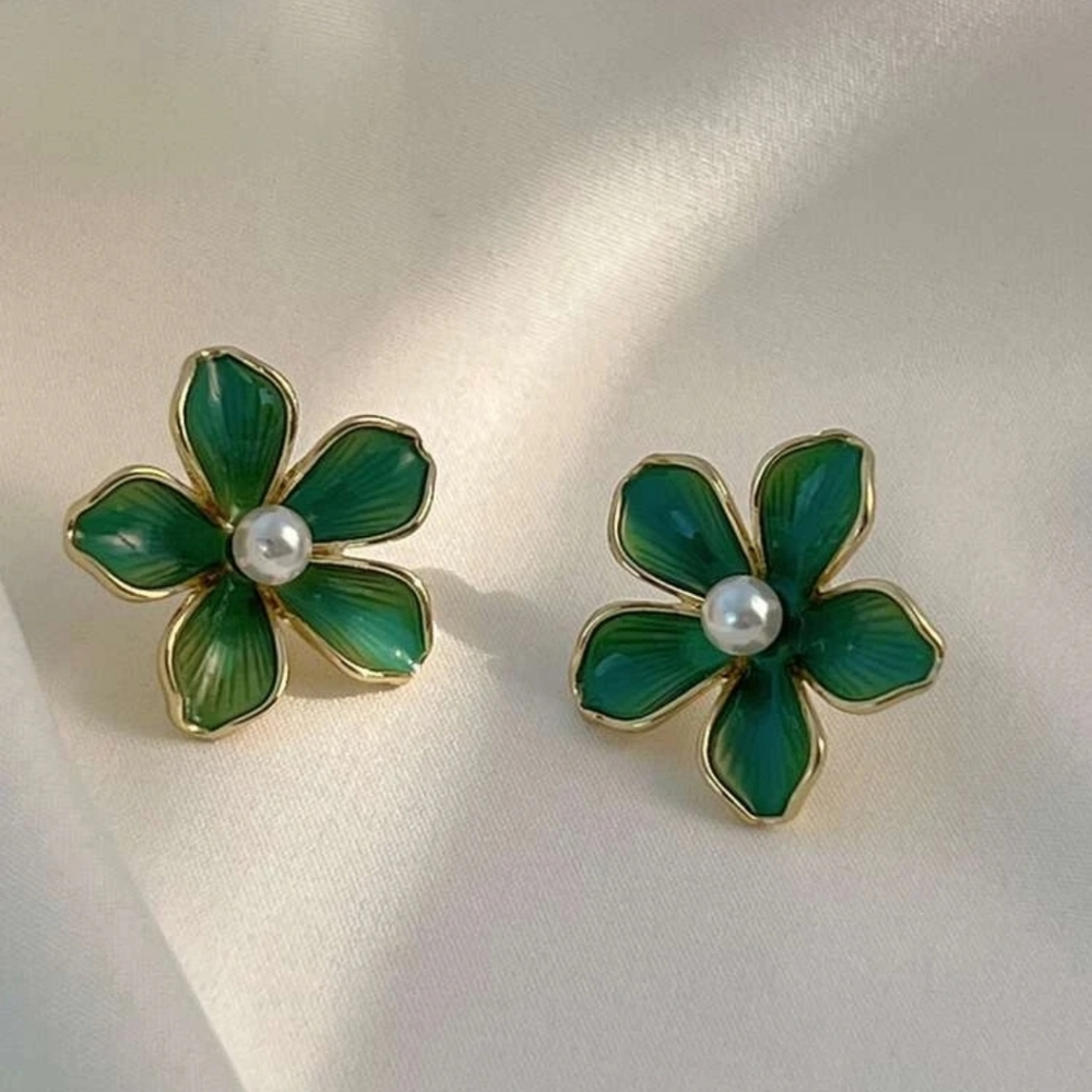 NWOT Green Flower Earrings with Pearls